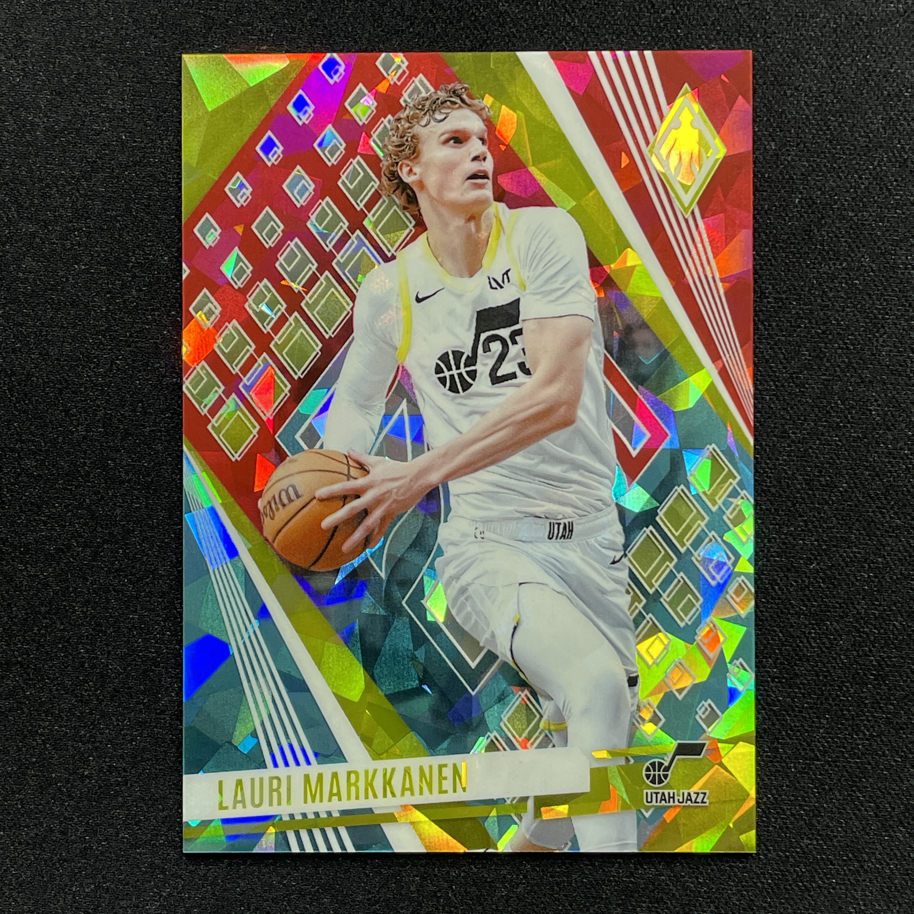 young熊猫 2023-24 Panini Phoenix 凤凰 Lauri Markkanen 劳里 马尔卡宁 爵士 04/25编 红碎冰折 折射-纪-20