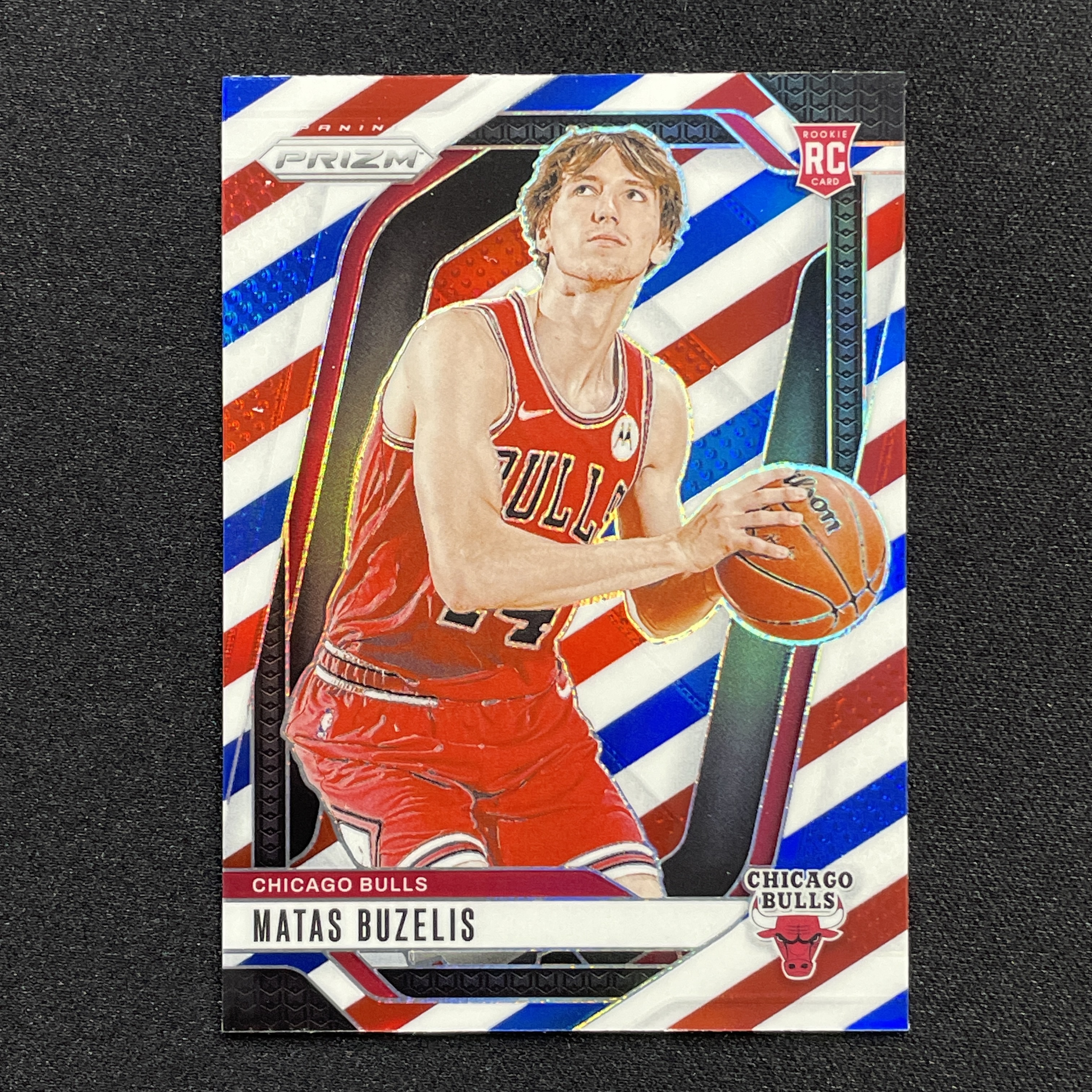 young熊猫 2024-25 Panini Prizm pz Matas Buzelis 马塔斯 布泽利斯 公牛 新秀RC 三色折 红白蓝折 折射 收藏必备-纪-20
