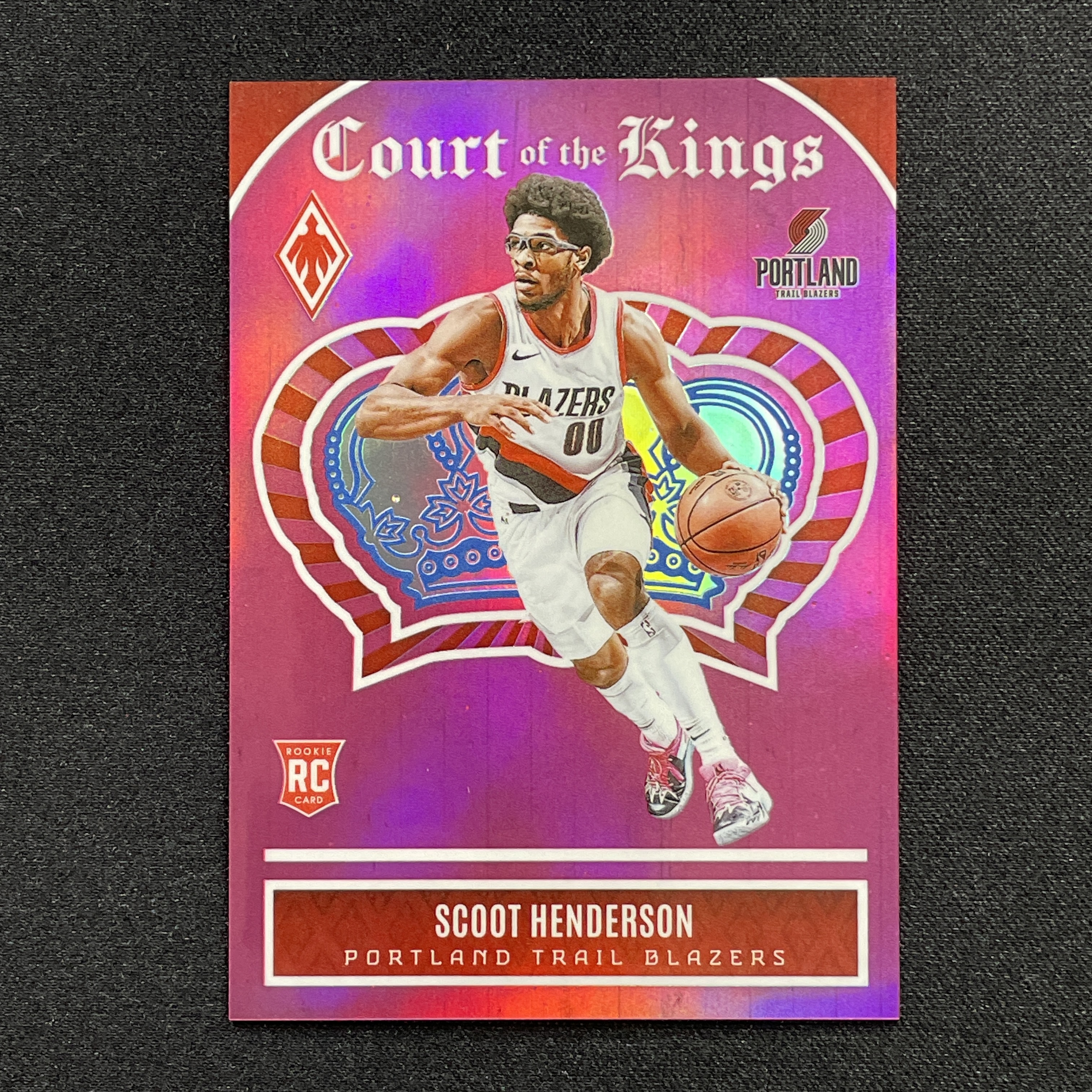 young熊猫 2023-24 Panini Phoenix 凤凰 Scoot Henderson 斯库特 亨德森 开拓者 新秀RC 61/99编 粉折 折射 特卡 瑕疵如图-纪-20