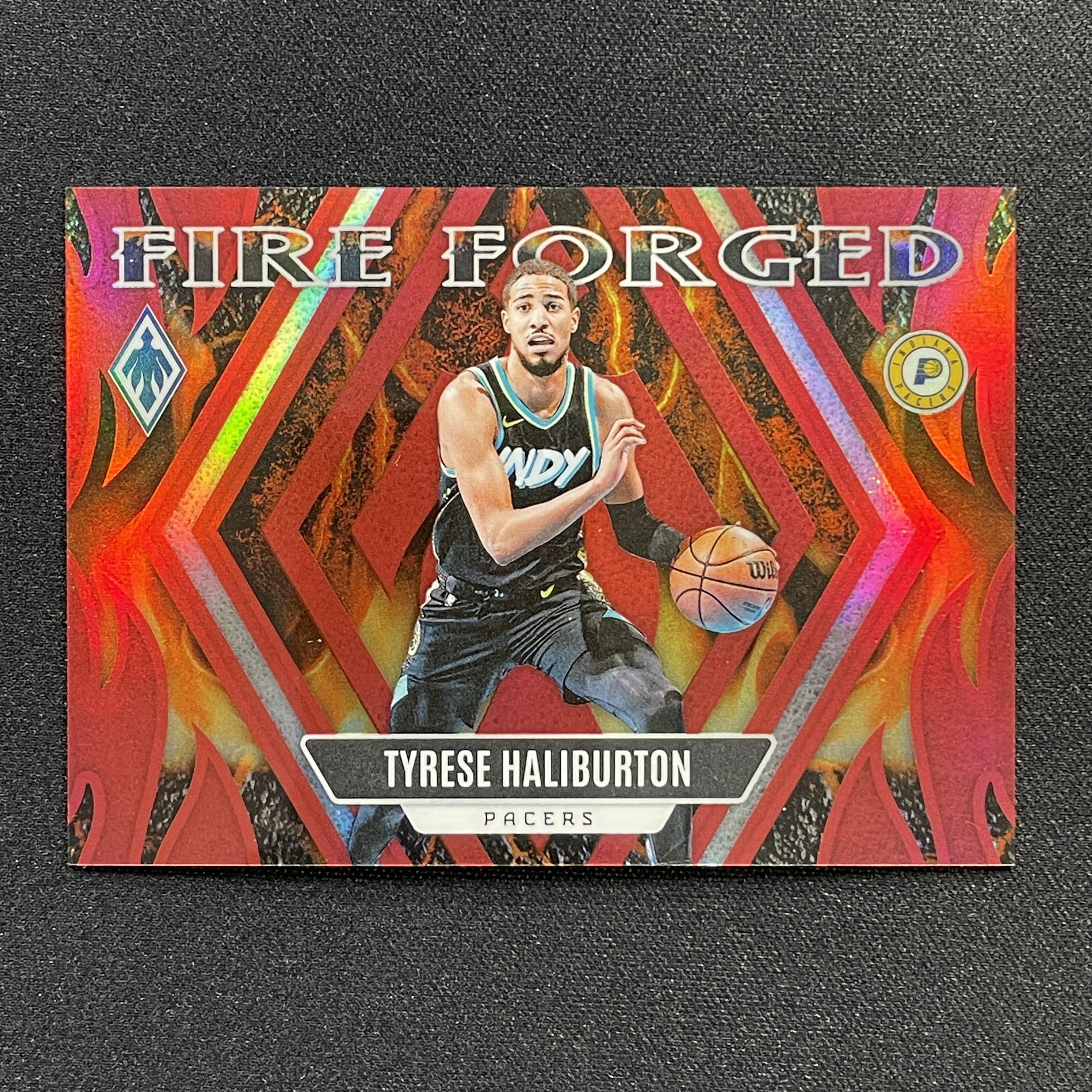 young熊猫 2023-24 Panini Phoenix 凤凰 Tyrese Haliburton 泰瑞斯 哈里伯顿 步行者 098/125编 红折 Fire Forged特卡 折射 瑕疵如图-纪-20