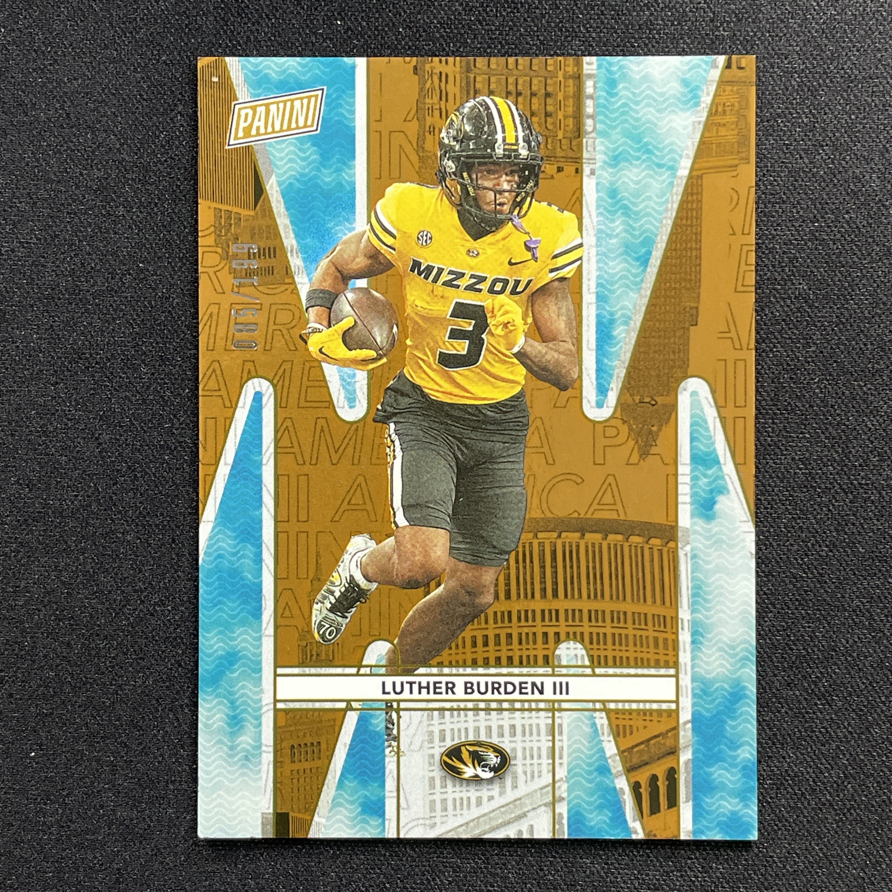 young熊猫 2024 Panini The National 国展包 橄榄球 Luther Burden III 卢瑟 伯登三世 密苏里老虎队 新秀 085/199编 折射-纪-24