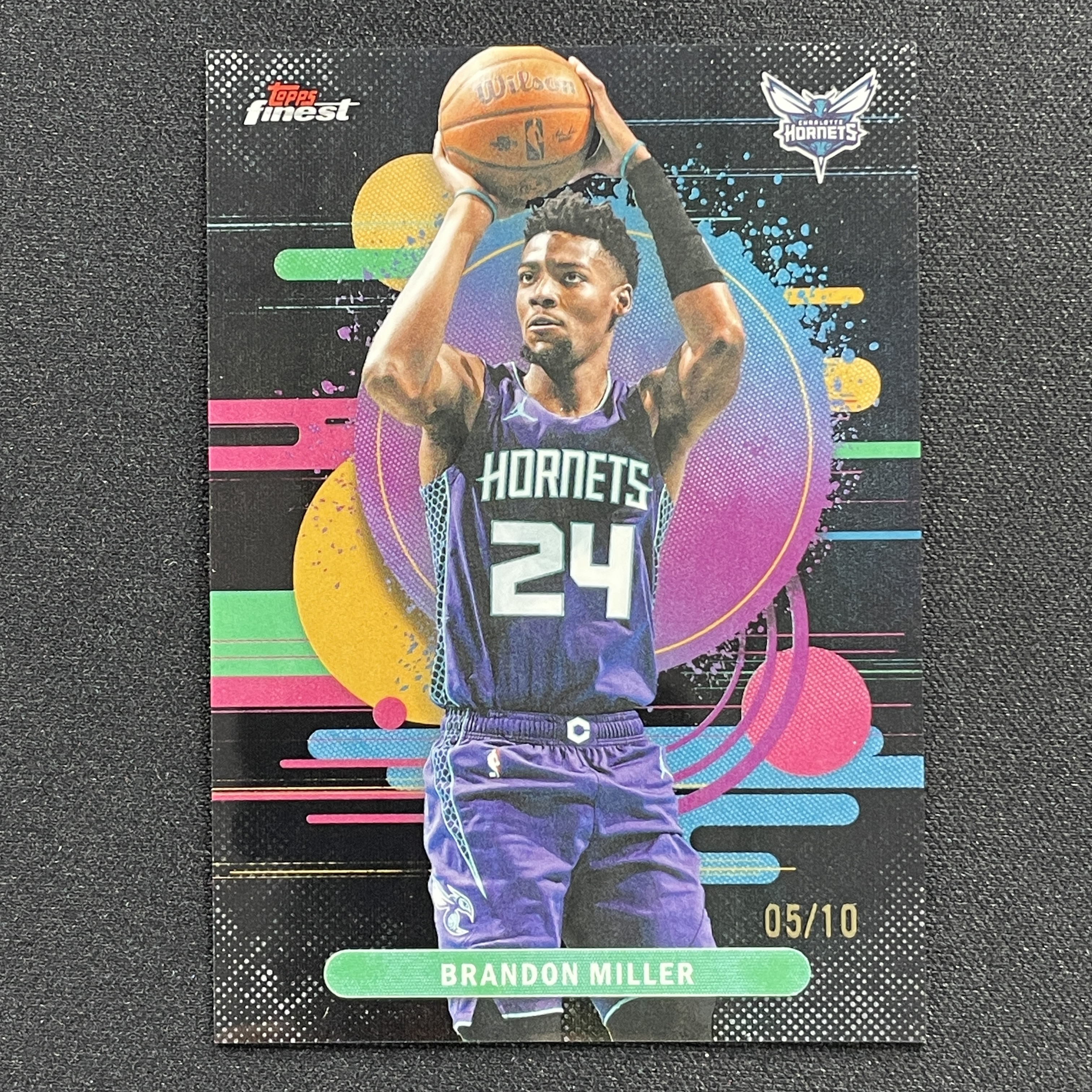 young熊猫 2025-26 Topps Finest Brandon Miller 黄蜂 布兰登 米勒 05/10编 黑折 折射 2级 二级 base 瑕疵如图-贾克斯-ym